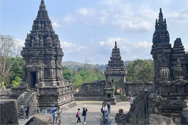 borobudur-sunrise-prambanan-temple-guided-tour-with-entry-fee